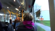 Zwei Schlampen geben Gruppe blasen mich in Buss