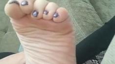 Amateur Foot Fetish Girlfriend Sucks and gives a Footjob