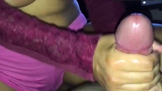 A Namorada Do Meu Amigo Me Fez Uma Punheta Enquanto